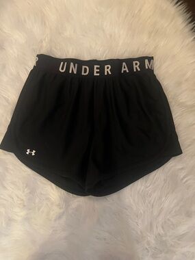 Under armour Loose Heatgear Shorts with pockets.

EUC!